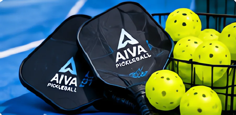 Vợt và bóng pickleball tại quầy cho thuê